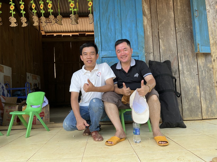 Nhà báo Bùi Tấn Sỹ (bìa phải) và anh Nguyễn Bình Nam - nhân vật trong phóng sự Đi học trên núi trong một chuyến đi khảo sát thực tế.