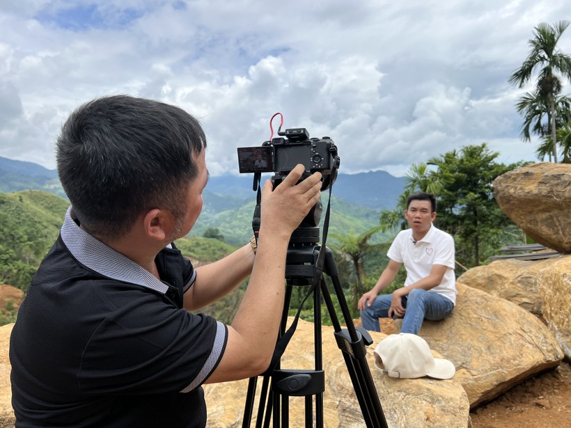 Nhà báo Bùi Tấn Sỹ (áo đen) thực hiện một cảnh quay về những chia sẻ của anh Nguyễn Bình Nam - chủ nhiệm CLB Bạn thương nhau khi thực hiện dự án Đi học trên núi. (Ảnh: NVCC)