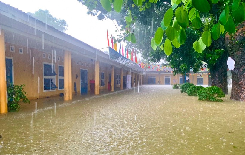 Toàn bộ khuôn viên của Trường Tiểu học Thủy Biều, TP Huế bị nước lũ bủa vây. (Ảnh: Hoàng Hải)