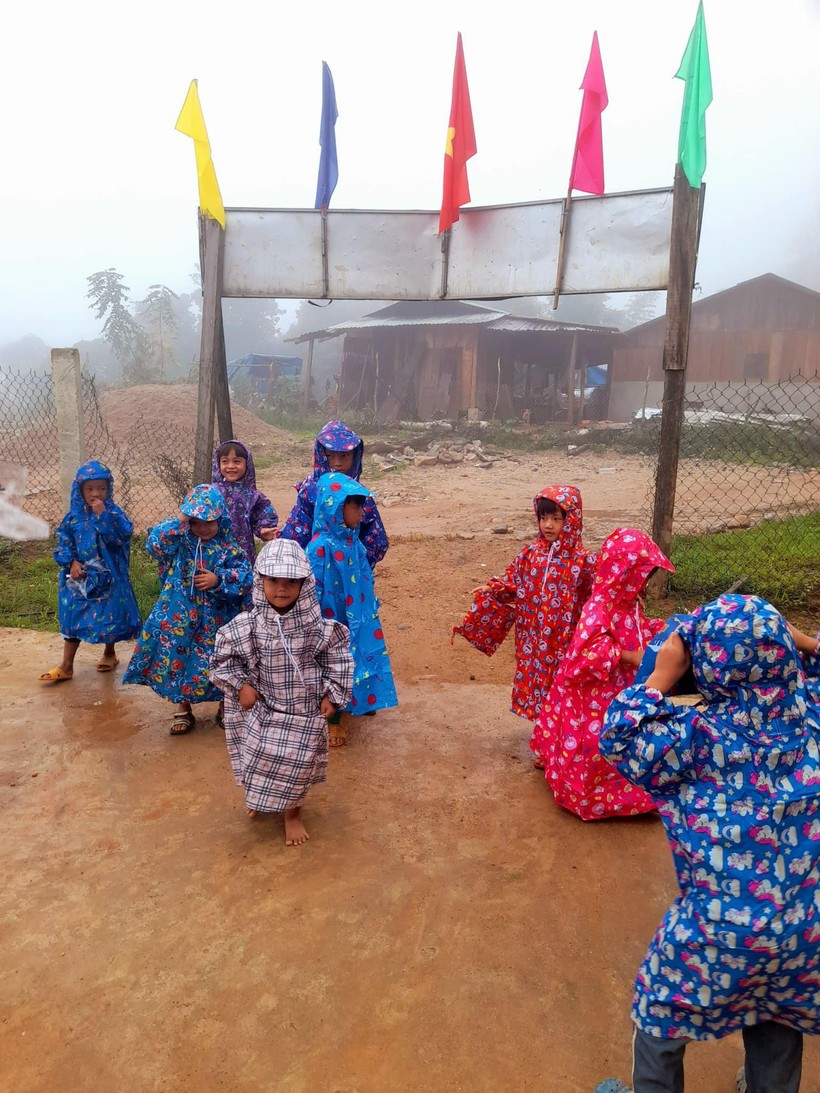 Học sinh mầm non, Tiểu học ở Nam Trà My được tặng áo mưa từ CLB Bạn thương nhau (Đà Nẵng). (Ảnh: NTCC)