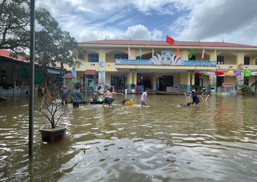 Sân trường Trường Mầm non Hải Chánh, huyện Hải Lăng (tỉnh Quảng Trị) nước vẫn chưa rút. (Ảnh: Đăng Đức)