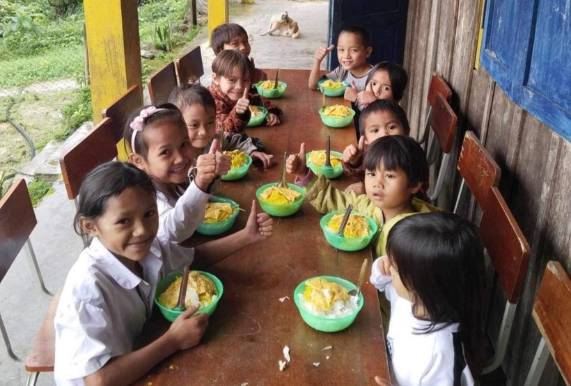 Bữa ăn trưa từ nguồn hỗ trợ cộng đồng, do thầy Hồ Văn Ngọc đảm nhiệm công việc nấu nướng cho học sinh điểm trường Ông Thái. 