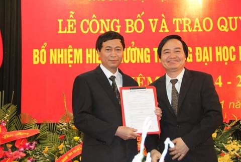 Giám đốc ĐH Quốc gia Hà Nội - PGS.TS Phùng Xuân Nhạ (bên phải) trao Quyết định bổ nhiệm Hiệu trưởng Trường ĐH Khoa học Tự nhiên cho PGS.TS Nguyễn Văn Nội.