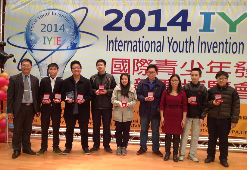 Tập thể giáo viên và học sinh tham dự IYIE 2014