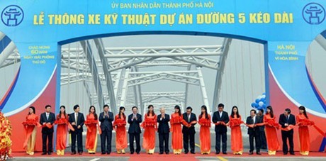 Phó Thủ tướng Hoàng Trung Hải phát lệnh thông xe kỹ thuật đường 5 kéo dài tại Hà Nội