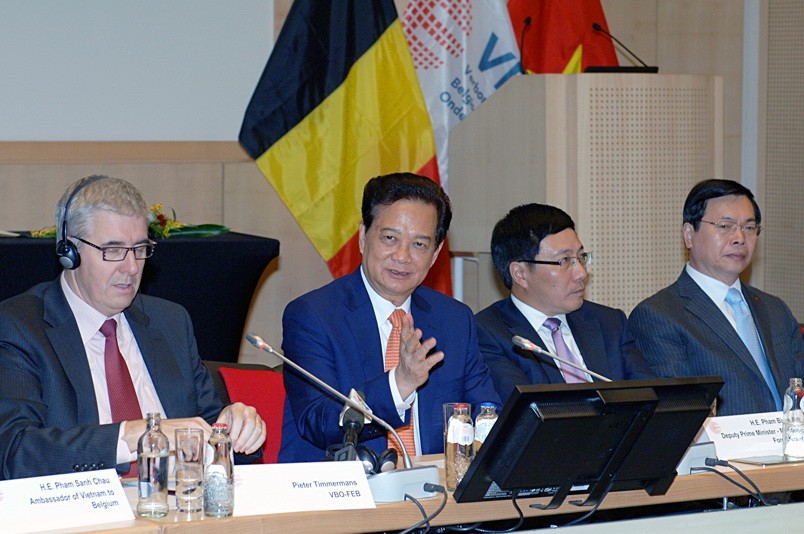 Thủ tướng Nguyễn Tấn Dũng gặp và đối thoại với đại diện các doanh nghiệp hàng đầu của Bỉ và Việt Nam.