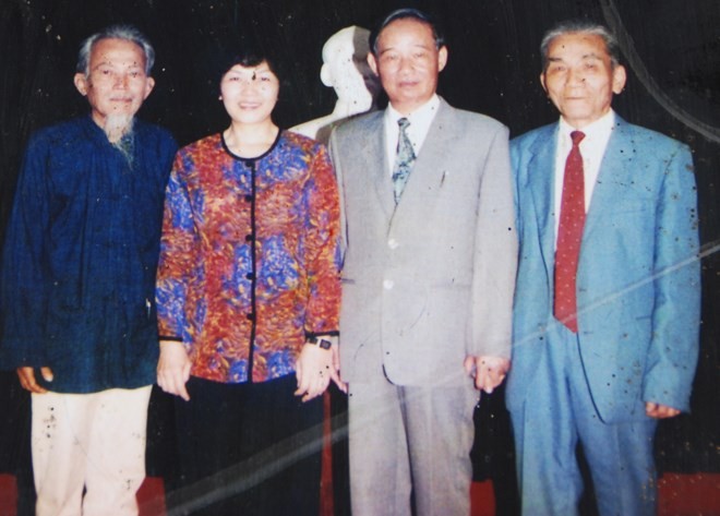 Thi sĩ Phùng Quán (bìa trái) và ông Nguyễn Viết Kiểm (ngoài cùng bìa phải) nhân vật chính Phan Du trong Vượt Côn Đảo. Ảnh: XB
