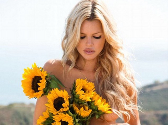 Siêu mẫu tóc vàng “đốt ánh nhìn” trên tạp chí Playboy