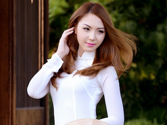 Hoa hậu Jennifer Chung áo trắng tinh khôi ru nắng 
