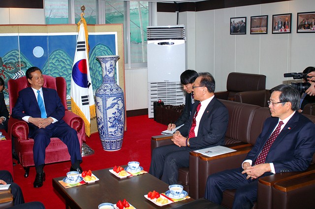 Thủ tướng Nguyễn Tấn Dũng tiếp Tổng Lãnh sự danh dự Việt Nam tại Busan.