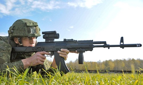 Binh sĩ Nga thử nghiệm AK-12.

