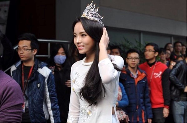 Trường ĐH Ngoại thương tặng Giấy khen cho Hoa hậu Nguyễn Cao Kỳ Duyên