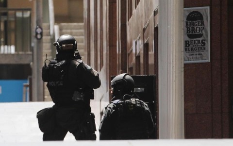 Cảnh sát Australia tiếp cận quán Lindt (Ảnh Reuters)
