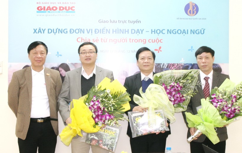 Từ trái qua: Tổng biên tập Nguyễn Ngọc Nam tặng hoa các vị khách mời: TS Đỗ Tuấn Minh, PGĐ Cao Xuân Hùng, Hiệu trưởng Đinh Tiến Hoa