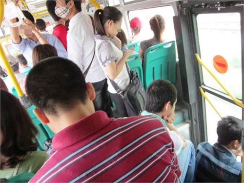 Để hạn chế tình trạng quấy rối tình dục, Hà Nội sẽ thí điểm một số tuyến xe buýt dành riêng cho phụ nữ. (Ảnh minh họa)