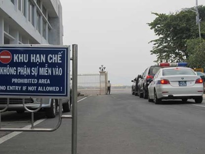 Xe dẫn đoàn cùng nhiều xe đặc dụng của trung ương đã có mặt tại cửa dành riêng cho chuyên cơ ở sân bay Đà Nẵng. Ảnh: Đình Thiên.