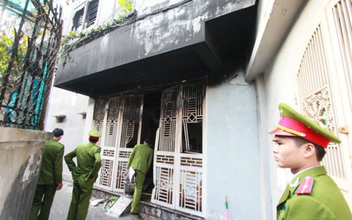 Hiện trường bên ngoài căn nhà 5 tầng bị cháy - Ảnh: Tuổi trẻ