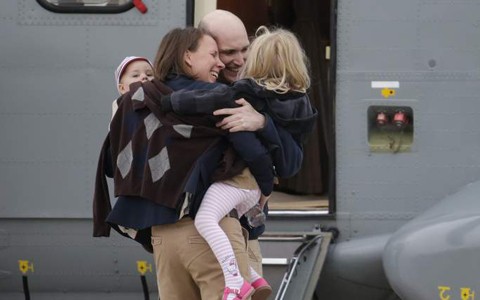 Niềm vui của nhà báo Pháp Nicolas Henin khi được gặp lại vợ con sau khi được phóng thích năm 2014 