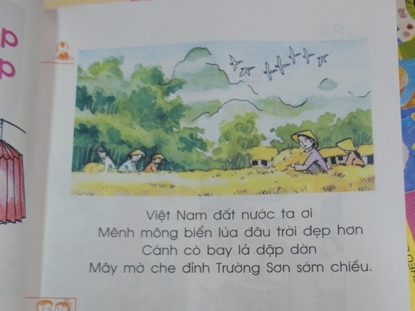Trích đoạn bài thơ "Việt Nam đất nước ta ơi" trong sách Tiếng Việt lớp 1, tập 2. (Ảnh: PV/Vietnam+)
