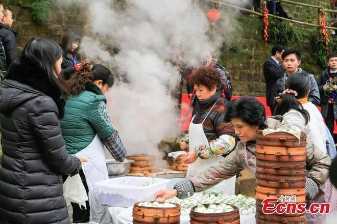Trung Quốc: Bàn tiệc năm mới dài 2km trên đường phố