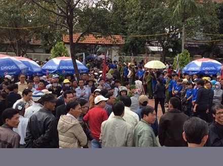Hàng nghìn người dân đứng dọc đường đưa tiễn linh cữu ông Nguyễn Bá Thanh