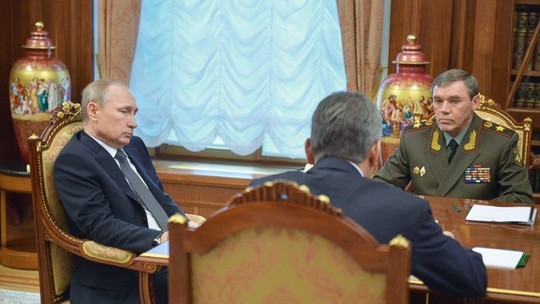 Tổng thống Nga gặp gỡ quan chức quân đội hôm 24-3 ở điện Kremlin. Ảnh: AP