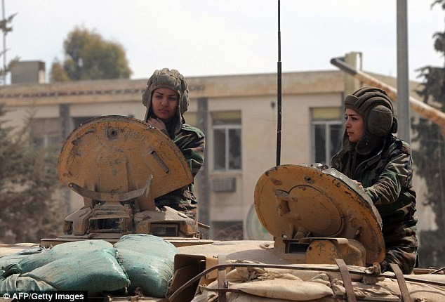 Kiều nữ lái xe tăng, nã súng máy, phóng rocket ở Syria