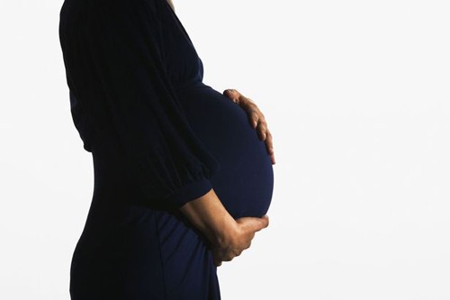 Mẹ Julie Smith đã thực sự bị sốc khi biết mình mang thai 16 tuần sau khi đã phẫu thuật bỏ thai. (ảnh minh họa)
