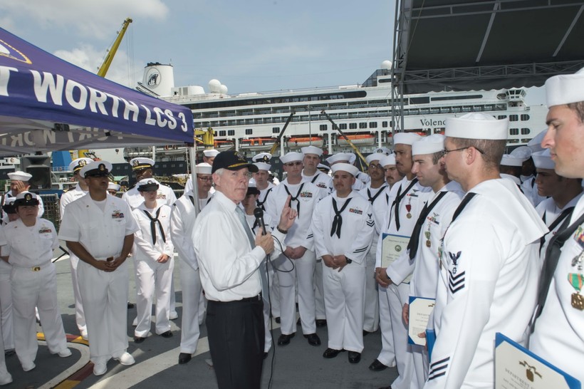 Hải quân Việt - Mỹ xây dựng lòng tin và đảm bảo liên lạc an toàn khi gặp nhau trên biển