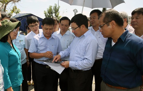 Phó Thủ tướng Phạm Bình Minh khảo sát cửa khẩu Mộc Bài - Ảnh: VGP