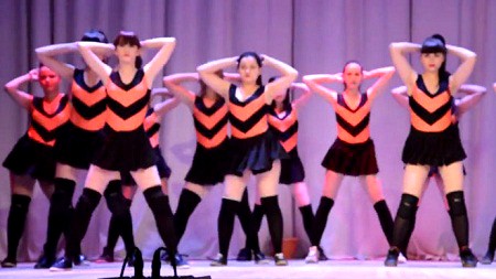Thiếu niên Nga nhảy múa khêu gợi khiến người Nga phẫn nộ