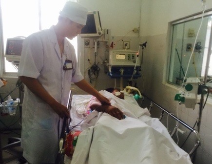 Bệnh nhân Điền đang điều trị bệnh viện 121 trong tình trạng phải thở máy do rắn cắn
