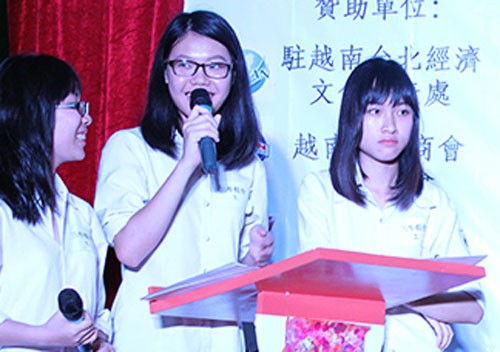 Nữ sinh lớp 12 rinh giải nhất thi tranh biện tiếng Trung