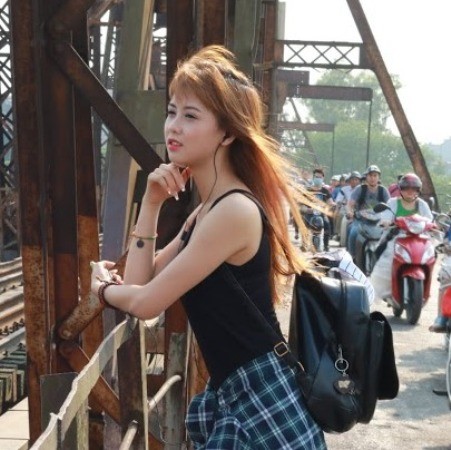 Hot girl ĐH Công nghiệp khoe sắc trên cầu Long Biên