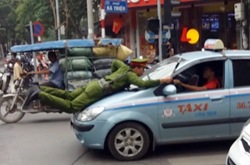 Hà Nội: Chặn taxi, cảnh sát liều mình bám cần gạt nước 