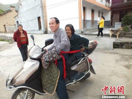 Trung Quốc: Chở mẹ già tới nơi làm việc hằng ngày để chăm sóc