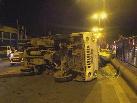 Hà Nội: Xe tải lật nghiêng ra đường, người dân đập kính cứu tài xế