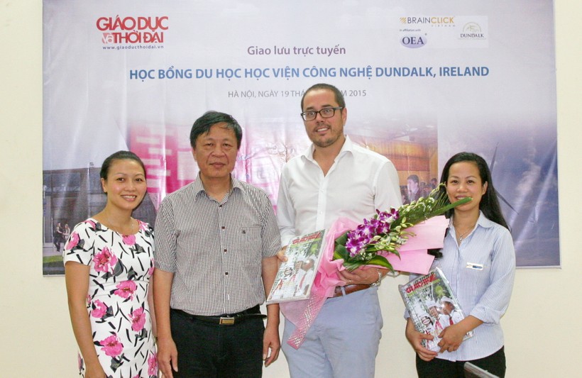 Tổng Biên tập Nguyễn Ngọc Nam (thứ hai từ trái qua) tặng hoa cho các vị khách mời