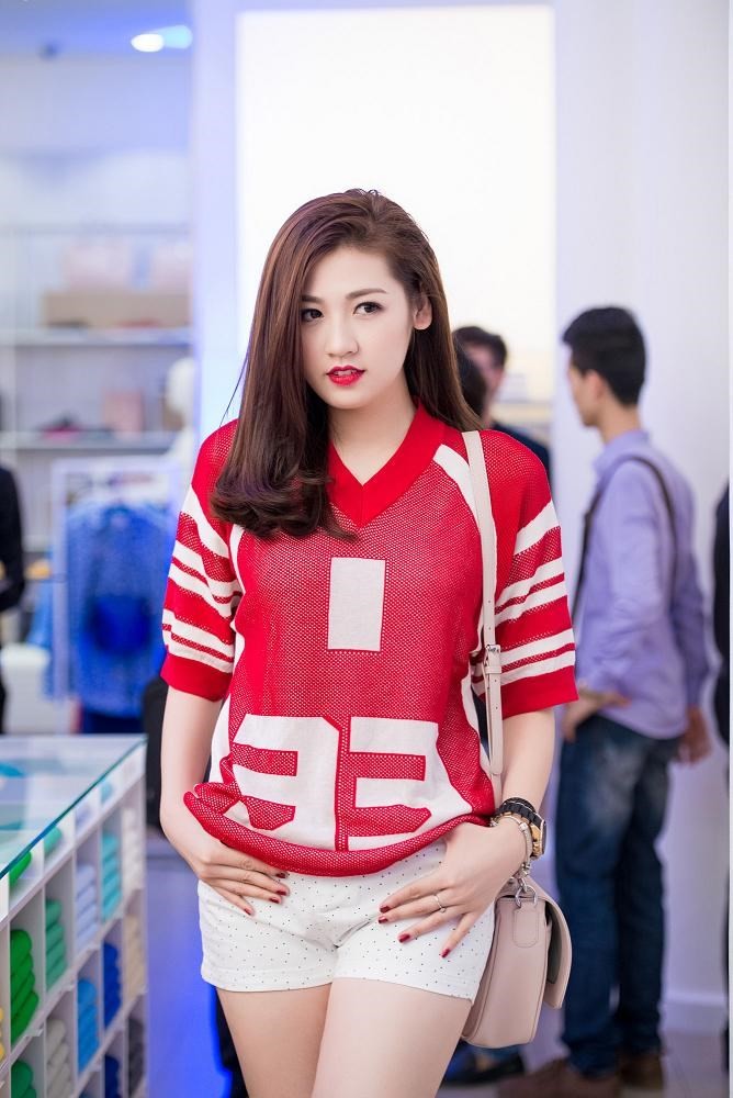 Hà Anh, Á hậu Tú Anh khoe dáng với trang phục thể thao