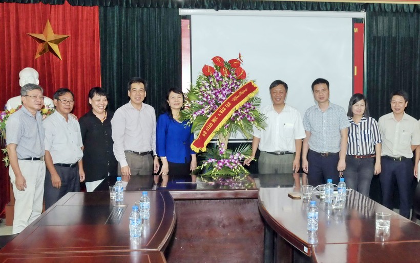 Thứ trưởng Nguyễn Thị Nghĩa tặng báo Giáo dục và Thời đại lẵng hoa tươi thắm cùng những lời chúc tốt đẹp nhân ngày 21/6.