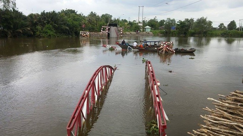 TPHCM: Sập một cầu treo tại xã Tân Nhật, huyện Bình Chánh
