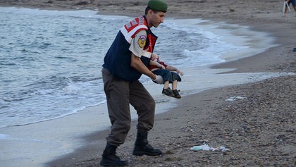 Phát hiện thêm một thi thể em bé Syria dạt vào bờ