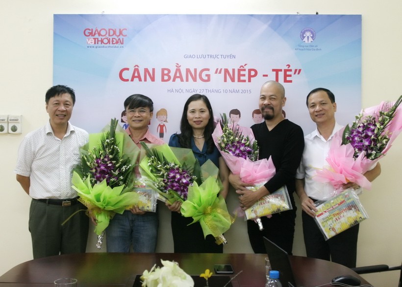 Nhà báo Nguyễn Ngọc Nam - TBT báo Giáo dục và Thời đại (đầu tiên từ trái qua) chào mừng các vị khách mời