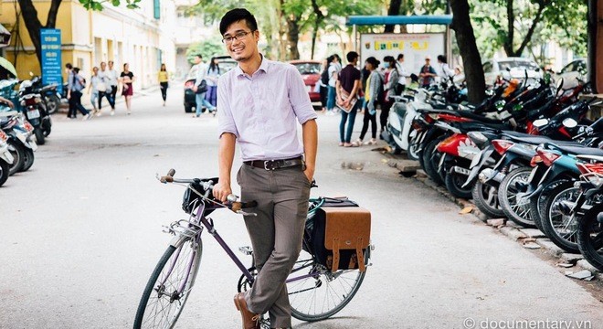 Hình ảnh thầy giáo trẻ bên chiếc xe đạp - phương tiện đi lại chính của thầy.

