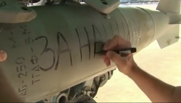 Binh sỹ Nga viết chữ "Vì Paris" vào bom trước khi ném vào hang ổ IS