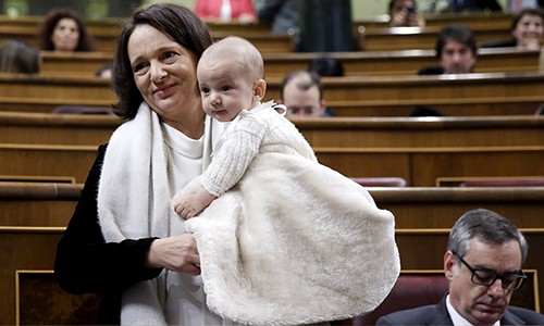 Em bé 6 tháng tuổi nhận được phiếu bầu chủ tịch quốc hội