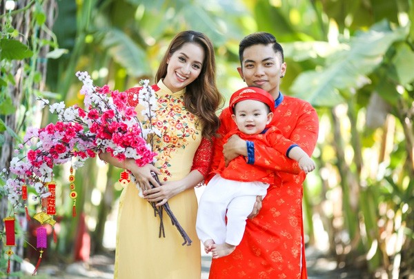 Gia đình Khánh Thi - Phan Hiển hạnh phúc du xuân