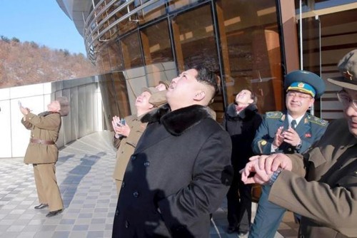 Kim Jong-un bay chuyên cơ riêng đến bãi phóng tên lửa