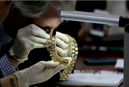Đấu giá bộ trang sức 21 triệu USD của vợ góa cố độc tài Philippines