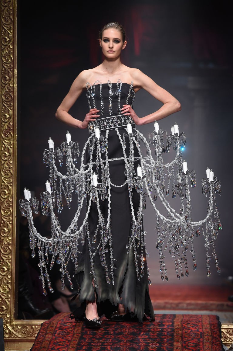 Người mẫu mặc váy bốc khói trên sàn diễn Milan